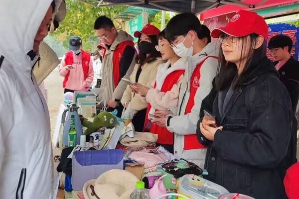 a0800247f2a24adc93d9c145c118dab2.jpg 同学与志愿者的沟通_副本.jpg