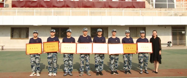 54eca87a03e04fe89c61c0daaa174917.jpg 10 大学生军事训练优秀连队.jpg