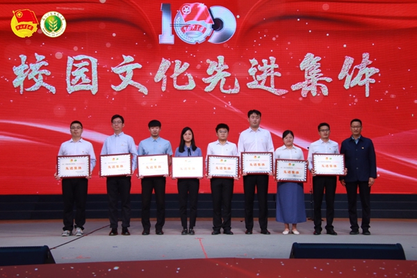 d00a030209474dd5a64a1edc9c8f29ca.jpg 5 校园文化先进集体.jpg