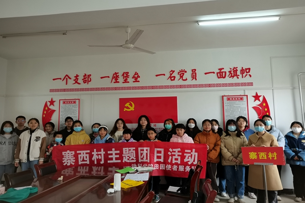 911f66beeeb544439cf01d447ece0900.jpg 志愿者们和孩子们合影留念.jpg