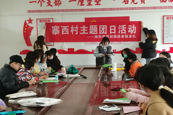 b58cf7f4800a4650a1307d81b33c5b7d.jpg 志愿者为孩子们讲解二十四节气.jpg