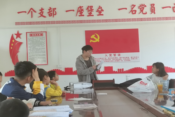 1d68acd45fee46e69a87ff89f8184364.jpg 志愿者为孩子们普及科学知识.jpg