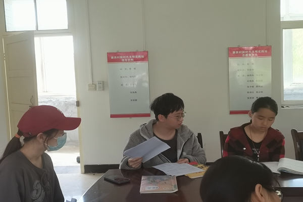 ac7ac4227e014e8099e9ce87c63c9de9.jpg 志愿者耐心辅导孩子们做作业.jpg