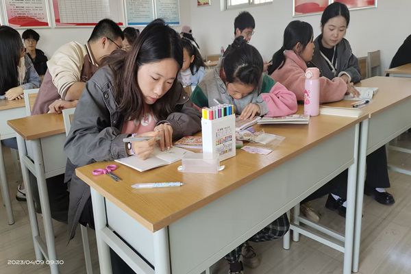 b07805ddc3d14ac0bfdf1c56d94f4ad1.jpg 志愿者给孩子们辅导作业_副本.jpg