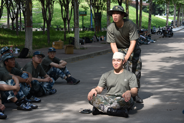 2888354bf5c04c5ab1ab8a2b1c8ded7c.jpg 教官演示包扎伤口.JPG