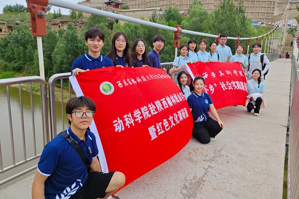 图片三 与西安美术澳门六合彩高手
实践队伍合影留念.jpg