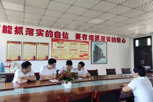 9e8fb4c23c894e11959313231959392b.jpg 服务队采访村党支部书记.jpg