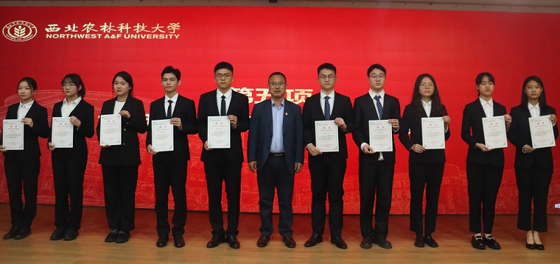 197b9cb8ccb440599eff44d3d311ac2a.jpg 王力副书记为朋辈助学团颁发聘书2.jpg