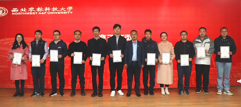 5685b7c6d0b84e34933b1e52d1c3df6d.png 王力副书记为学业导师颁发聘书.png