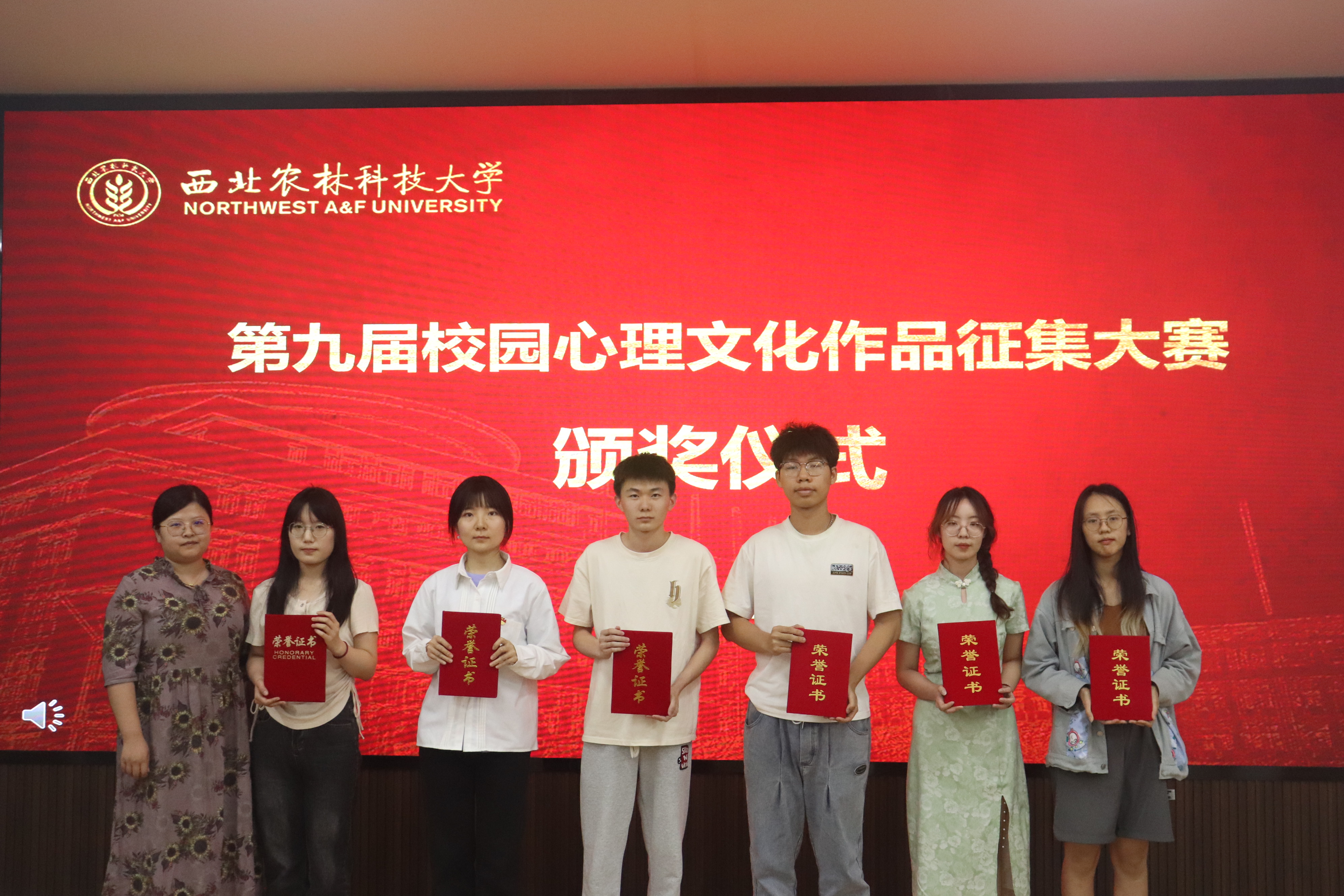 葡萄酒澳门六合彩高手
王雅楠为荣获二等奖学生颁奖.JPG