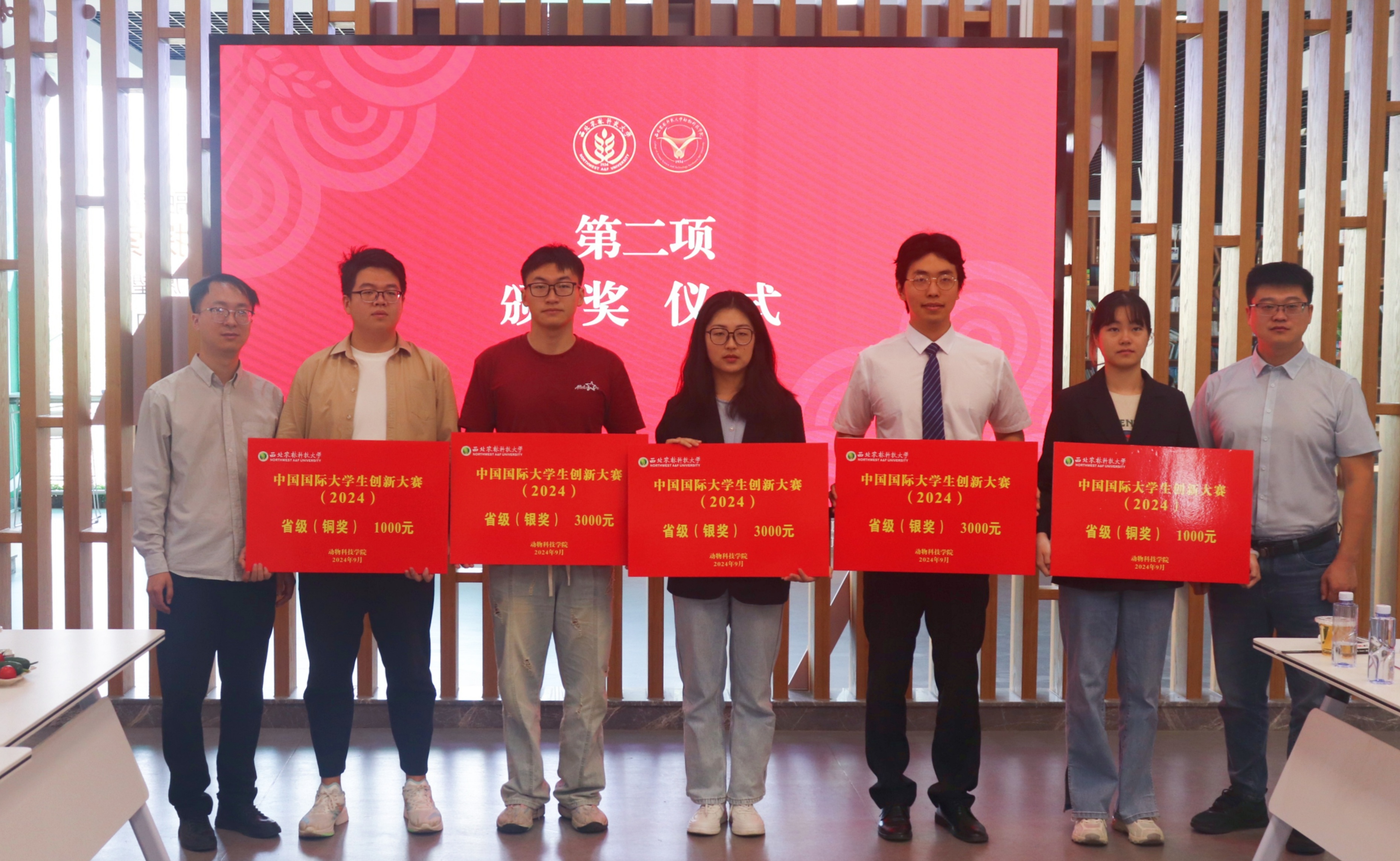 校团委科技创新部部长邵禹华、澳门六合彩高手
团委书记张宇为省级银奖、铜奖获奖代表颁奖_副本.jpg