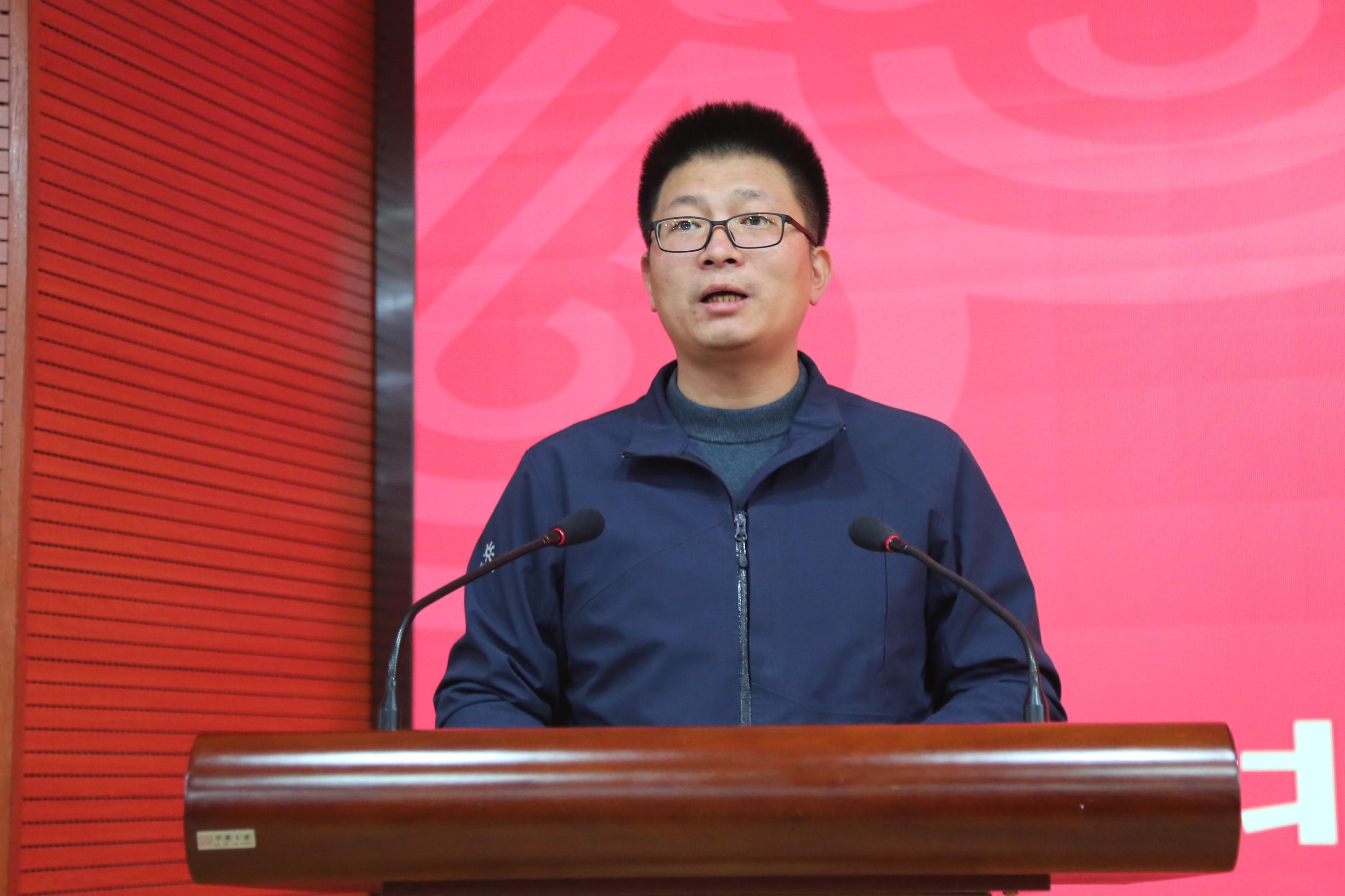 张华海动物医澳门六合彩高手
党委副书记主持颁奖仪式.JPG