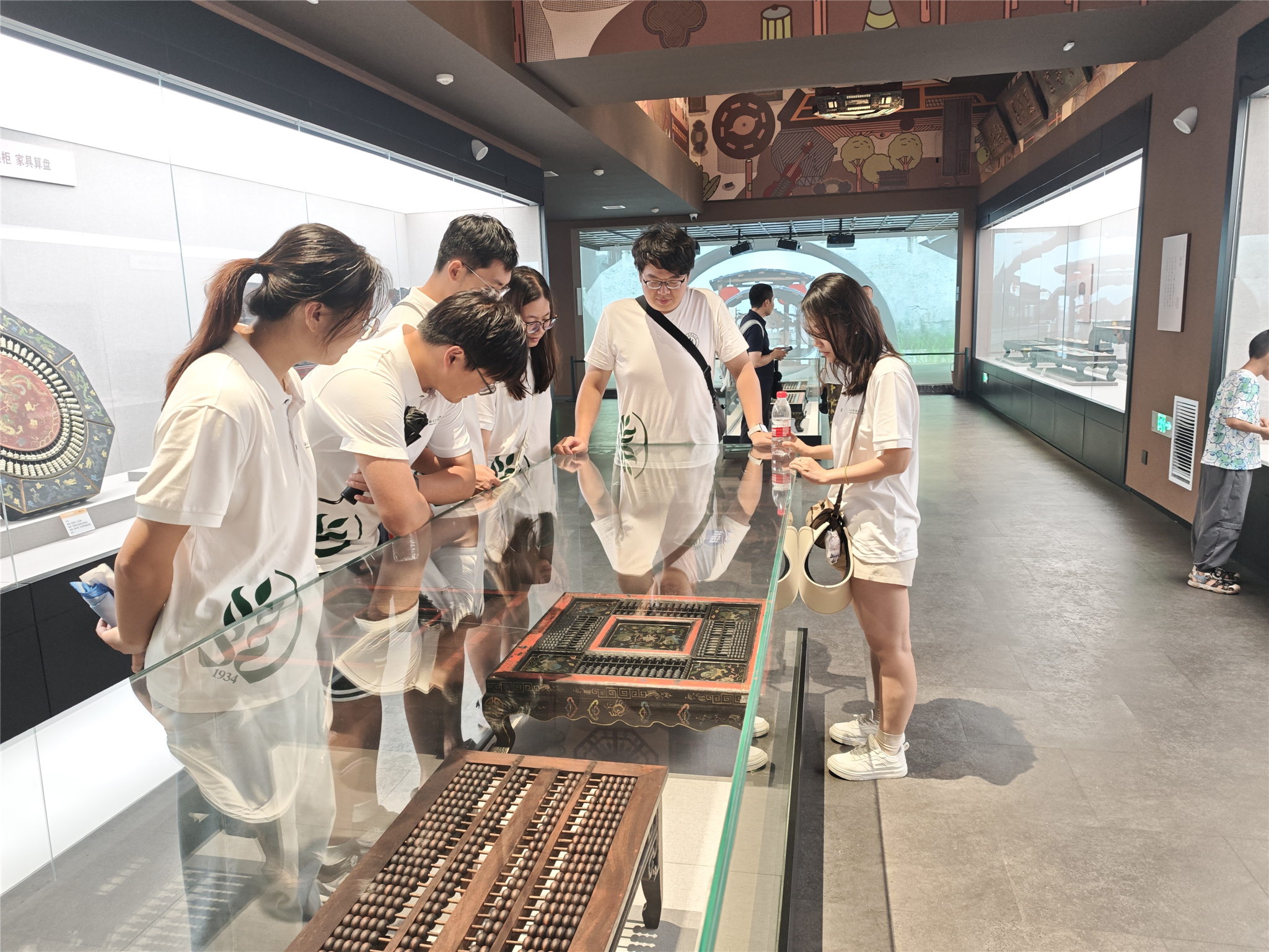 图片一 队员们欣赏精美的算盘工艺品.jpg