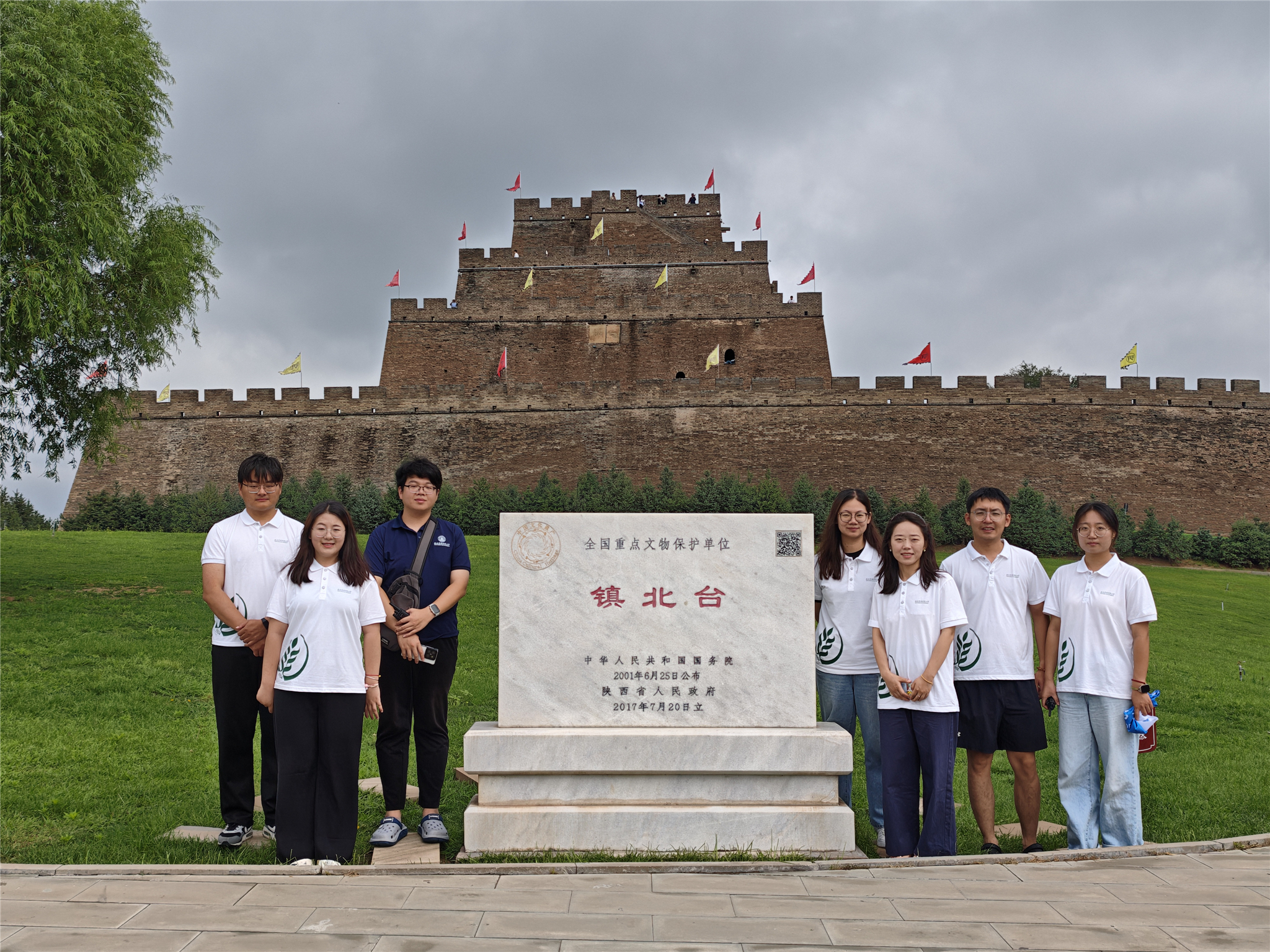 图片二 队员在红石峡景区.jpg