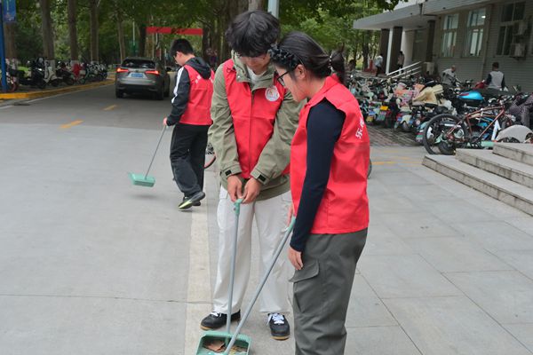 图二 同学们积极参与清扫.JPG