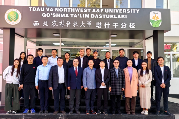 西北农林科技大学塔什干分校师生大合影_副本.jpg