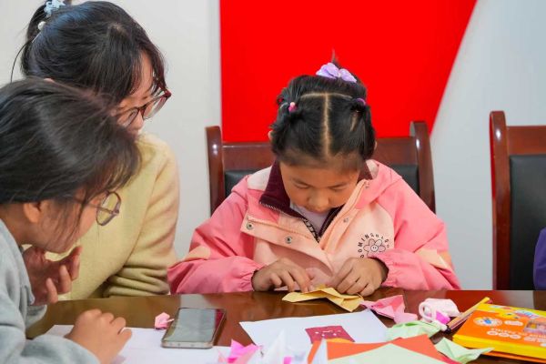 图六 小朋友折纸.jpg