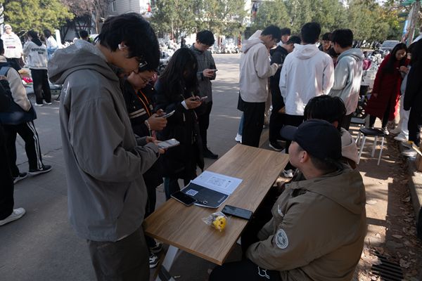 图二：同学们开始认真答题_副本22.jpg