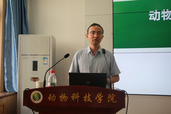图一：姜雨院长围绕“十五五”学科发展规划，为团分校成员解析学科未来发展蓝图.jpg