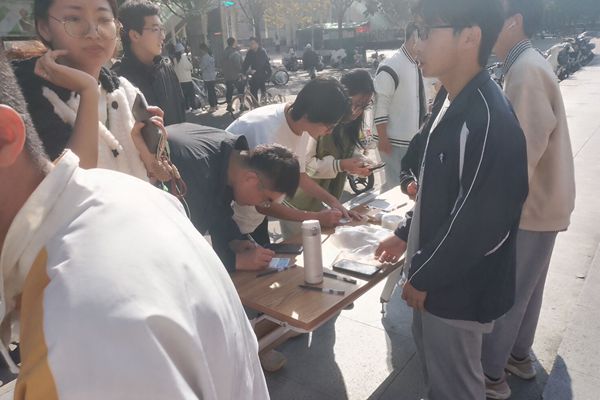 同学们积极参加活动.jpg